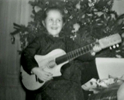 Nelly à la guitare vers 6 ans à Noël