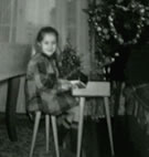 Nelly au piano vers 6 ans à Noël